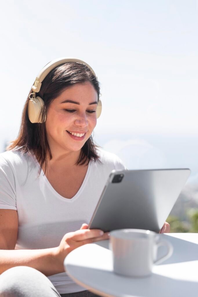 mulher em casa ouvindo musica mulher em casa ouvindo musica